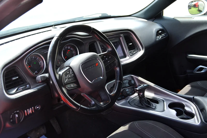 
								Dodge Challenger SXT 2021 full									